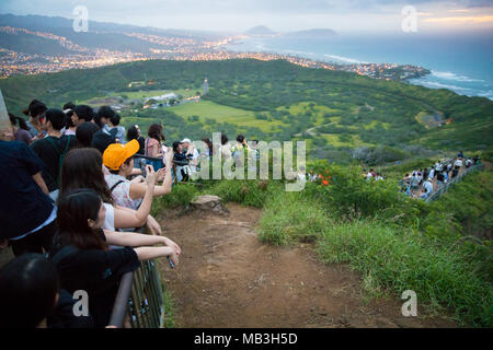 Überfüllten Gipfel Diamond Head Wanderung Stockfoto