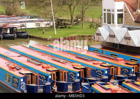 Barge/Canal Boote bei Heyford Wharf, Heyford, Oxfordshire, Großbritannien Stockfoto