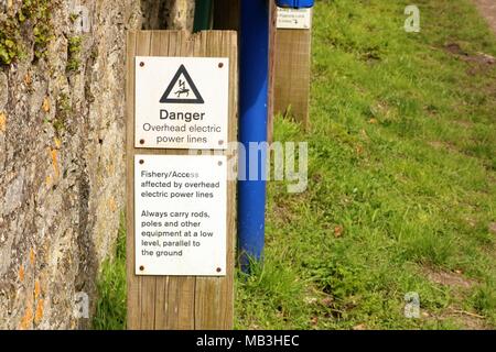 'Danger Overhead elektrische Stromleitungen'' der Fischerei/Access durch den Overhead elektrische Stromleitungen'' betroffen Immer Stäbe, Stangen und andere Geräte Stockfoto