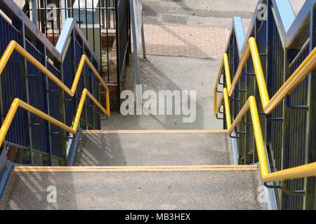Blick hinunter auf der Suche konkrete Schritte mit gelben Handläufen Stockfoto