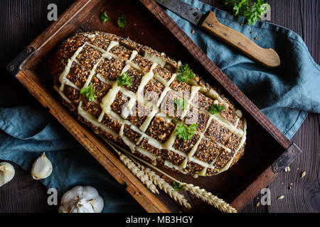 Frisch gebackene cheesy Auseinanderziehen Brot mit Knoblauch, Olivenöl und Petersilie Stockfoto