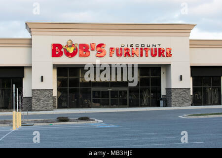 Ein Bob Rabatt Möbel Logo auf einem Store Front in Hagerstown, Maryland am 5. April 2018 gesehen. Stockfoto