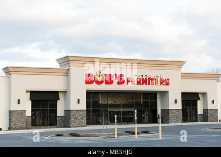 Ein Bob Rabatt Möbel Logo auf einem Store Front in Hagerstown, Maryland am 5. April 2018 gesehen. Stockfoto