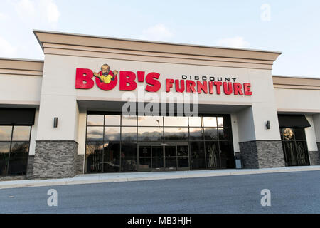 Ein Bob Rabatt Möbel Logo auf einem Store Front in Hagerstown, Maryland am 5. April 2018 gesehen. Stockfoto