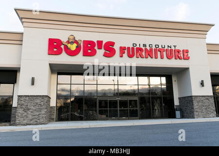 Ein Bob Rabatt Möbel Logo auf einem Store Front in Hagerstown, Maryland am 5. April 2018 gesehen. Stockfoto