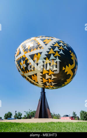 Die vegreville Ei ist eine riesige Skulptur eines pysanka, einem ukrainischen Stil Osterei. Es ist die größte pysanka in der Welt. Vegreville, Alberta, Canad Stockfoto