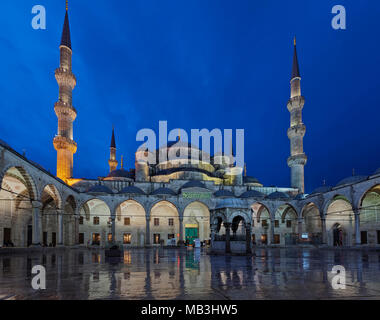Neue Moschee, Innenhof in der Dämmerung. Istanbul, Türkei. Stockfoto