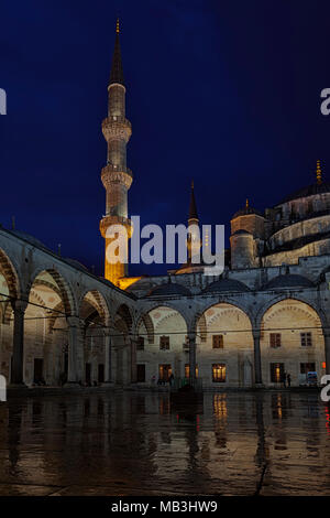 Neue Moschee, Innenhof in der Dämmerung. Istanbul, Türkei. Stockfoto