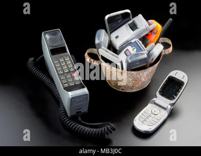 Schaufel und Tisch voll mit alten Handys. Stockfoto