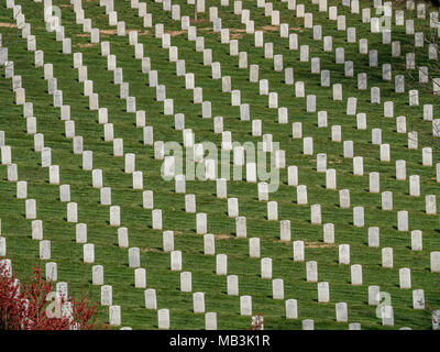 WASHINGTON DC, USA - Apr 5, 2018: Weiße Grabsteine auf dem Arlington National Cemetery in Washington am 5. April 2018 Stockfoto