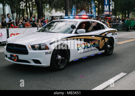 UCF-Polizeibeamte fahren ihre neu gestalteten Autos mit Regenbogenfahne in der Stolz-Parade, um Unterstützung zu zeigen (2016). Stockfoto