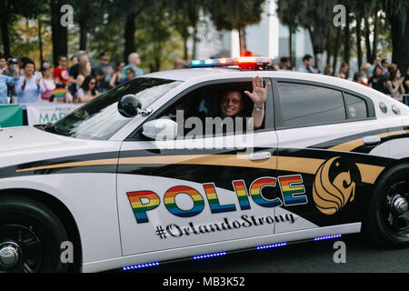 UCF-Polizeibeamte fahren ihre neu gestalteten Autos mit Regenbogenfahne in der Stolz-Parade, um Unterstützung zu zeigen (2016). Stockfoto