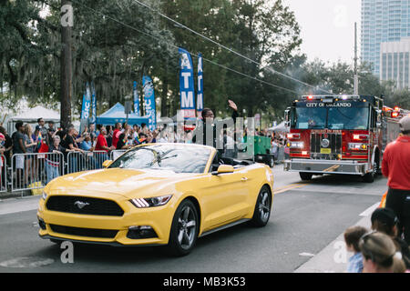 Orlando Polizei zeigt Unterstützung in Pride Parade (2016). Stockfoto