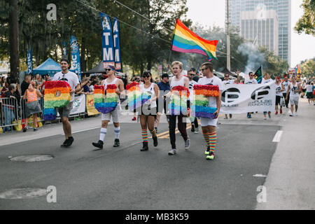 Impuls- und einem Impuls Stiftung März in Orlando und Pride Parade (2016). Stockfoto