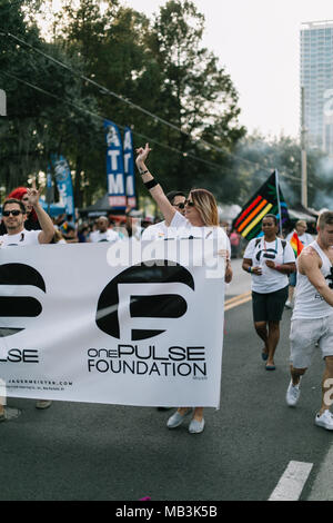 Impuls- und einem Impuls Stiftung März in Orlando und Pride Parade (2016). Stockfoto