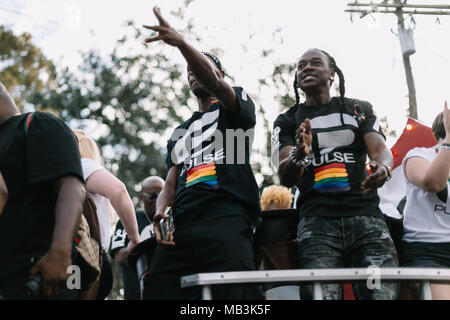 Impuls- und einem Impuls Stiftung März in Orlando und Pride Parade (2016). Stockfoto