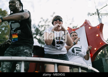 Impuls- und einem Impuls Stiftung März in Orlando und Pride Parade (2016). Stockfoto