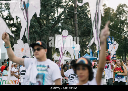 Puls unterstützer März in Orlando Pride Parade mit Engeln zu erinnern, jedes Opfer ehren im Puls schießen (2016). Stockfoto