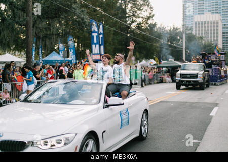 Die Leute winken vom Auto in Orlando Pride Parade (2016). Stockfoto