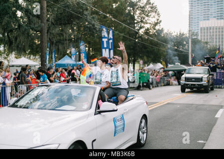 Die Leute winken vom Auto in Orlando Pride Parade (2016). Stockfoto