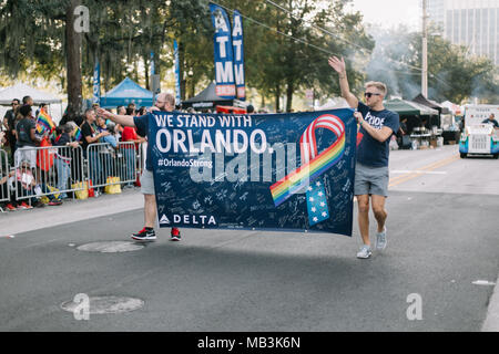 Delta Airlines Mitarbeiter am Orlando Pride Parade (2016). Stockfoto