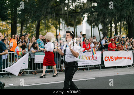 Delta Airlines Mitarbeiter am Orlando Pride Parade (2016). Stockfoto