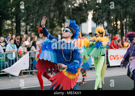 Menschen, die bei der Orlando Pride Parade (2016) als bunte Vögel gekleidet sind. Stockfoto