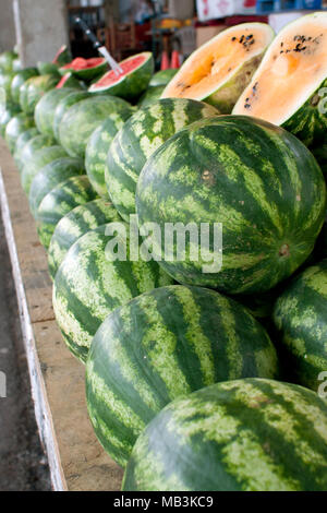 Gestapelte Wassermelonen auf Anzeige an Farmers Market Stockfoto