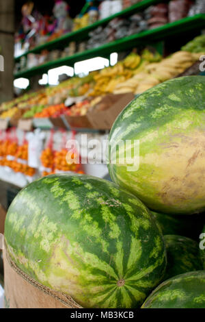 Gestapelte Wassermelonen und anderen Früchten auf einem Bauernmarkt. Stockfoto