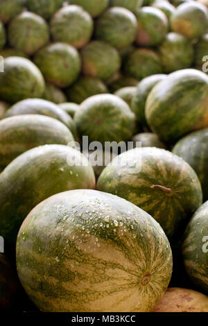 Stapel von Wassermelonen sitzen auf Lkw bereit, am Bauernmarkt entladen werden Stockfoto