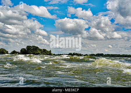 Ansicht der Lachine Stromschnellen vom Parc des Rapids/Rapids Park in LaSalle, Quebec, Kanada. Stockfoto