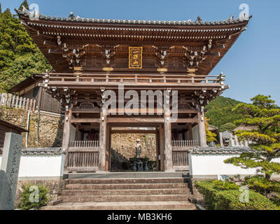 Eingangstor und die Statue von Kobo Daishi, Butsumokuji, Tempel 42, 88 Tempel Shikoku Pilgerweg Stockfoto