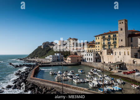 PIOMBINO, Toskana, Italien - 01 Avril 2018: Piombino, Toskana, Italien - alten Fischerhafen mit der Zitadelle Stockfoto