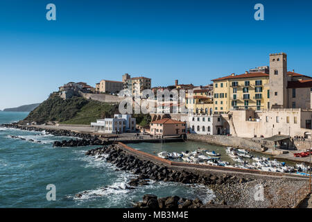 PIOMBINO, Toskana, Italien - 01 Avril 2018: Piombino, Toskana, Italien - alten Fischerhafen mit der Zitadelle Stockfoto