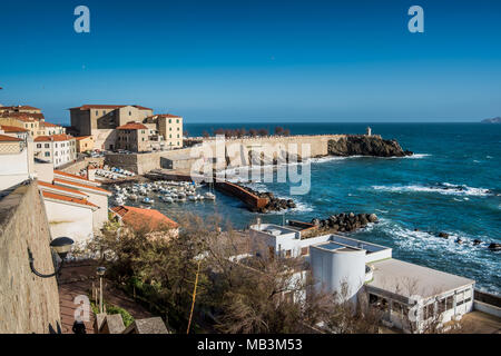 PIOMBINO, Toskana, Italien - 01 Avril 2018: Piombino, Toskana, Italien - alten Fischerhafen mit der Zitadelle Stockfoto