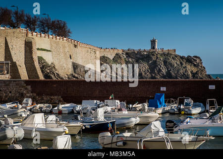 PIOMBINO, Toskana, Italien - 01 Avril 2018: Piombino, Toskana, Italien - alten Fischerhafen mit der Zitadelle Stockfoto
