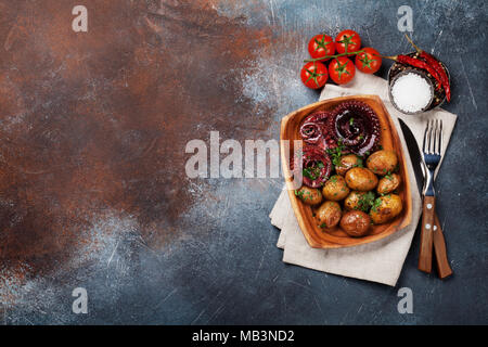 Gegrillter Tintenfisch mit kleinen Kartoffeln mit Kräutern und Gewürzen. Ansicht von oben mit Platz für Ihren Text Stockfoto