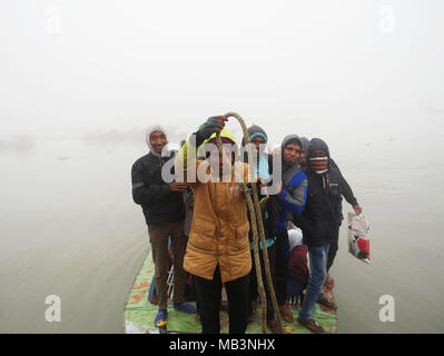 Passagiere der regulären Fähre in den Backwaters. Im Delta der Flüsse Ganga (Padma), Brahmaputra und Meghna Menschen leben auf dem Wasser. Bereich rund um die Stadt Banaripara mit Wasser geflutet wird. Die Menschen leben in Dörfern am Ufer des Flusses. Kein Straßenverkehr ist möglich. Nur Wasser und Schiffe verbinden Sie mit dem Rest der Welt. Aber die Gegend ist sehr lebhaft. Die Landwirte beim Anbau von Obst, Gemüse, Reis und Getreide auf 2 700 Quadratkilometer Land unter den Fluss. Anbieter besuchen ihre Kunden auf Booten. Schwimmende Märkte mit Gemüse, Obst, Reis oder Holz sind in diesem Bereich. Menschen bui Stockfoto