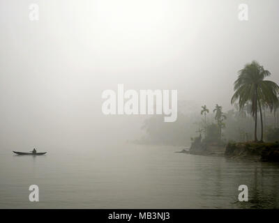 Backwaters Landschaft im Nebel gesehen. Im Delta der Flüsse Ganga (Padma), Brahmaputra und Meghna Menschen leben auf dem Wasser. Bereich rund um die Stadt Banaripara mit Wasser geflutet wird. Die Menschen leben in Dörfern am Ufer des Flusses. Kein Straßenverkehr ist möglich. Nur Wasser und Schiffe verbinden Sie mit dem Rest der Welt. Aber die Gegend ist sehr lebhaft. Die Landwirte beim Anbau von Obst, Gemüse, Reis und Getreide auf 2 700 Quadratkilometer Land unter den Fluss. Anbieter besuchen ihre Kunden auf Booten. Schwimmende Märkte mit Gemüse, Obst, Reis oder Holz sind in diesem Bereich. Menschen bauen Shi Stockfoto