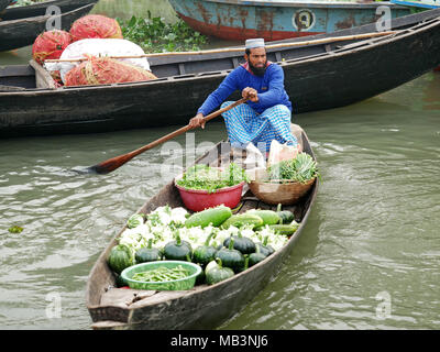 Anbieter auf dem schwimmenden Markt Verkauf von Gemüse. Im Delta der Flüsse Ganga (Padma), Brahmaputra und Meghna Menschen leben auf dem Wasser. Bereich rund um die Stadt Banaripara mit Wasser geflutet wird. Die Menschen leben in Dörfern am Ufer des Flusses. Kein Straßenverkehr ist möglich. Nur Wasser und Schiffe verbinden Sie mit dem Rest der Welt. Aber die Gegend ist sehr lebhaft. Die Landwirte beim Anbau von Obst, Gemüse, Reis und Getreide auf 2 700 Quadratkilometer Land unter den Fluss. Anbieter besuchen ihre Kunden auf Booten. Schwimmende Märkte mit Gemüse, Obst, Reis oder Holz sind in diesem Bereich. Menschen Stockfoto