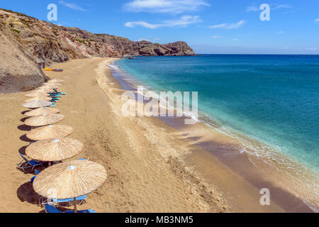 Blick auf die Schirme auf Paleochori Strand und Meer der Bucht von Milos. Kykladen, Griechenland. Stockfoto