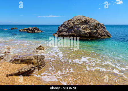 Blick auf die erstaunlichen Felsen auf Paleochori Strand auf Milos. Kykladen, Griechenland. Stockfoto