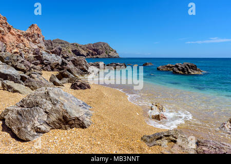 Blick auf die erstaunlichen Felsen auf Paleochori Strand auf Milos. Kykladen, Griechenland. Stockfoto