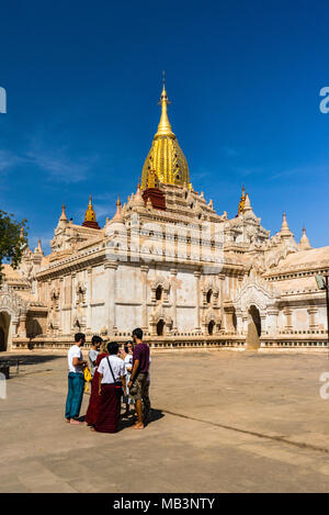 Ananda Tempel vertikale Foto, Birmanischen tour guide mit westlichen Touristen im Vordergrund, in Bagan Myanmar Stockfoto