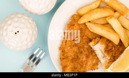 Traditionell beliebten Fisch und Chips vor einem blauen Hintergrund Stockfoto