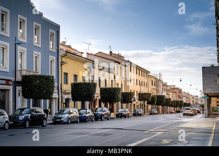 CECINA, Toskana, Italien - 31. März 2018: Der Via Aurelia Hauptstraße der Stadt, die über die Stadt zwischen Livorno und Grosseto Stockfoto