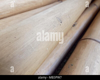 Stapel von trockenen Braun bamboo Sticks mit Holz- Textur in diagonal über grünen Kunstrasen auf Hintergrund Stockfoto