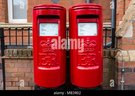 Traditionellen roten Briefkästen in Sutton Coldfield, West Midlands, UK Stockfoto