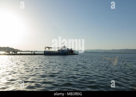 Nessebar, Bulgarien - 20. Juni 2016: Straßen der alten Stadt Nessebar ist ein Wallfahrtsort für Hunderte von Touristen für Sightseeing. Stockfoto