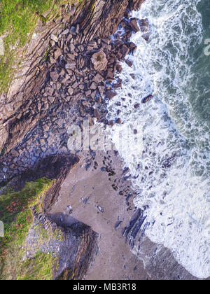 Luftbild der Wellen an der Küste von Cornwall Stockfoto